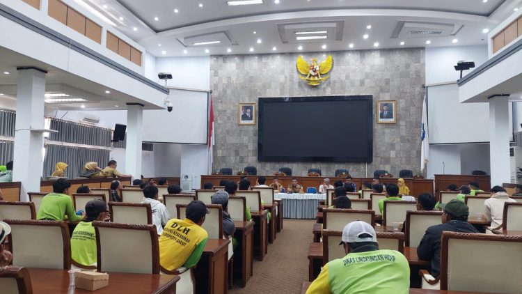 Audiensi antara relawan dengan DPRD dan DLH Garut