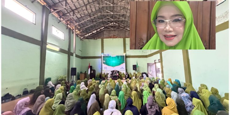 Dr. Hj. Neng Hilma Mimar melakukan ceramah di Harlah Muslimat ke-80