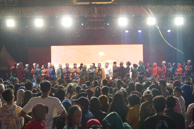 Caption:
Wakil Ketua DPRD Kabupaten Garut, H Subhan Fahmi, saat menghadiri Helaran Karnaval Gebyar Pesona Budaya Garut (GPBG) 2026 di Jalan Ahmad Yani, Garut Kota, Sabtu (25/4/2026).