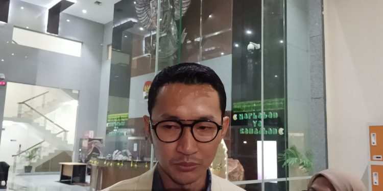 Juru Bicara KPK, Budi Prasetyo saat dimintai keterangan terkait penyitaan Anggota DPRD Jawa Barat, Ono Surono. (Foto: Ainul Ghurri/Kabariku)