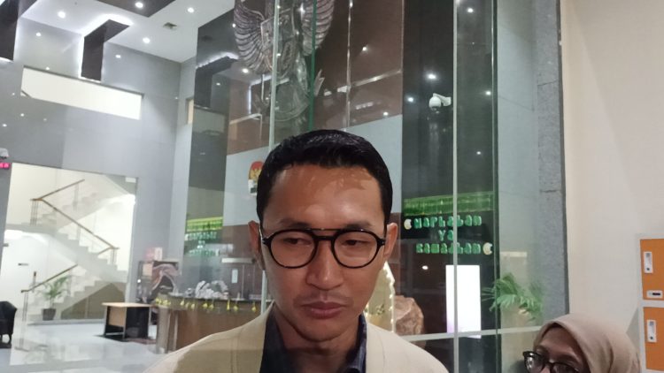 Juru Bicara KPK, Budi Prasetyo saat dimintai keterangan terkait penyitaan Anggota DPRD Jawa Barat, Ono Surono. (Foto: Ainul Ghurri/Kabariku)