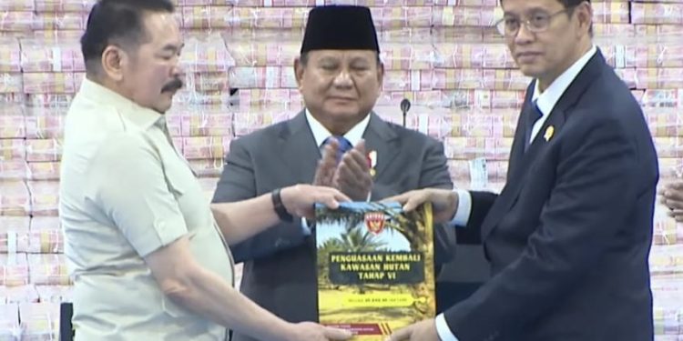 Kejagung serahkan Rp11,4 triliun, Presiden Prabowo sebut setara perbaikan 34.000 sekolah dan 500.000 rumah.(Dok.Setpres)