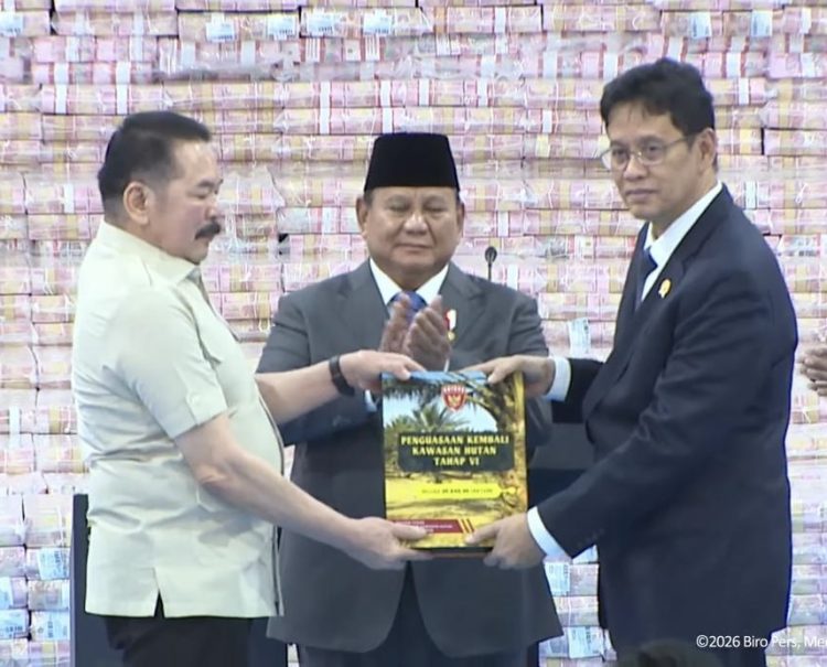 Kejagung serahkan Rp11,4 triliun, Presiden Prabowo sebut setara perbaikan 34.000 sekolah dan 500.000 rumah.(Dok.Setpres)