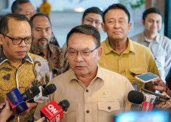 Kepala Staf Kepresidenan Jenderal TNI (Purn.) Prof. Dr. Dudung Abdurachman memberikan keterangan pers usai menerima kunjungan pimpinan Komisi Pemberantasan Korupsi (KPK) di Gedung Bina Graha, Komplek Istana Kepresidenan, Jakarta, pada Selasa (5/5/2026)