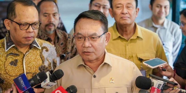 Kepala Staf Kepresidenan Jenderal TNI (Purn.) Prof. Dr. Dudung Abdurachman memberikan keterangan pers usai menerima kunjungan pimpinan Komisi Pemberantasan Korupsi (KPK) di Gedung Bina Graha, Komplek Istana Kepresidenan, Jakarta, pada Selasa (5/5/2026)