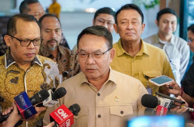 Kepala Staf Kepresidenan Jenderal TNI (Purn.) Prof. Dr. Dudung Abdurachman memberikan keterangan pers usai menerima kunjungan pimpinan Komisi Pemberantasan Korupsi (KPK) di Gedung Bina Graha, Komplek Istana Kepresidenan, Jakarta, pada Selasa (5/5/2026)