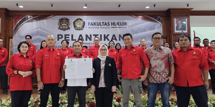 KAUP FHUP lantik pengurus 2026–2030, Sayuti Abubakar tekankan jejaring alumni dan pelatihan lulusan hukum (Foto: Bemby/kabariku.com)