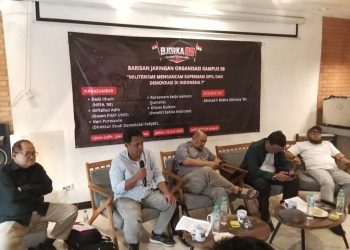 Bjorka ’98 menggelar diskusi soal ancaman militerisme terhadap supremasi sipil dan demokrasi Indonesia.(Bemby/kabariku.com)