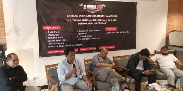 Bjorka ’98 menggelar diskusi soal ancaman militerisme terhadap supremasi sipil dan demokrasi Indonesia.(Bemby/kabariku.com)