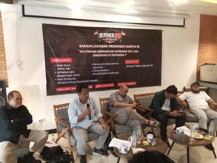 Bjorka ’98 menggelar diskusi soal ancaman militerisme terhadap supremasi sipil dan demokrasi Indonesia.(Bemby/kabariku.com)