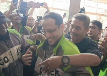 Nadiem Makarim mengenakan jaket Gojek 001 saat menghadiri sidang kasus Chromebook. (Istimewa)