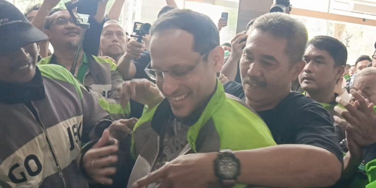 Nadiem Makarim mengenakan jaket Gojek 001 saat menghadiri sidang kasus Chromebook. (Istimewa)