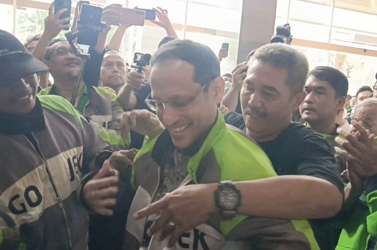Nadiem Makarim mengenakan jaket Gojek 001 saat menghadiri sidang kasus Chromebook. (Istimewa)