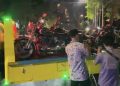 KPK mengangkut Porsche, Harley Davidson, Ducati, dan sejumlah kendaraan lainnya dari rumah Silmy Karim (Irfan/kabariku.com)