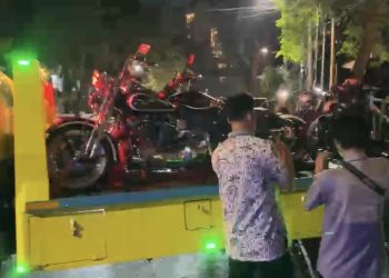 KPK mengangkut Porsche, Harley Davidson, Ducati, dan sejumlah kendaraan lainnya dari rumah Silmy Karim (Irfan/kabariku.com)