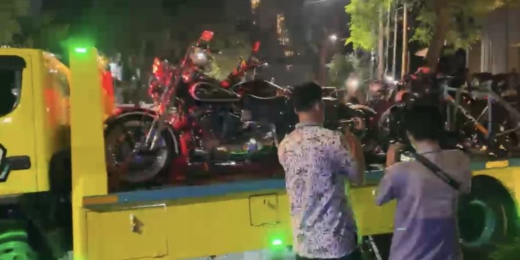 KPK mengangkut Porsche, Harley Davidson, Ducati, dan sejumlah kendaraan lainnya dari rumah Silmy Karim (Irfan/kabariku.com)
