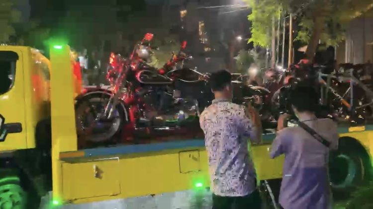 KPK mengangkut Porsche, Harley Davidson, Ducati, dan sejumlah kendaraan lainnya dari rumah Silmy Karim (Irfan/kabariku.com)