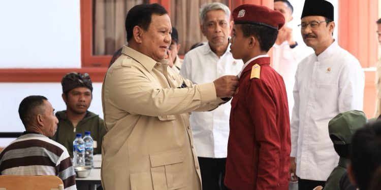 Presiden Prabowo Subianto meminta kementerian dan pemda memanfaatkan aset negara yang belum optimal untuk mendukung Sekolah Rakyat.