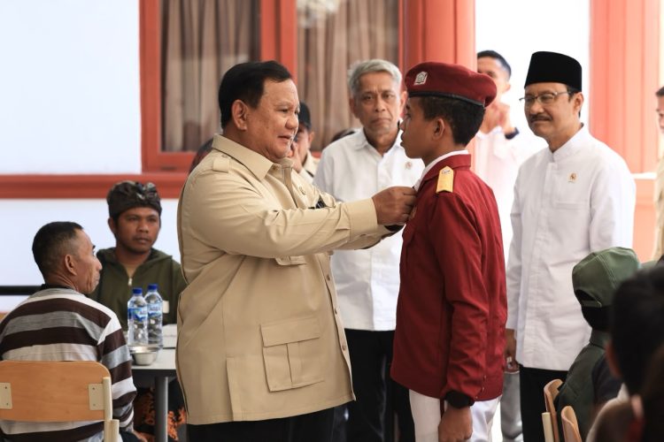 Presiden Prabowo Subianto meminta kementerian dan pemda memanfaatkan aset negara yang belum optimal untuk mendukung Sekolah Rakyat.