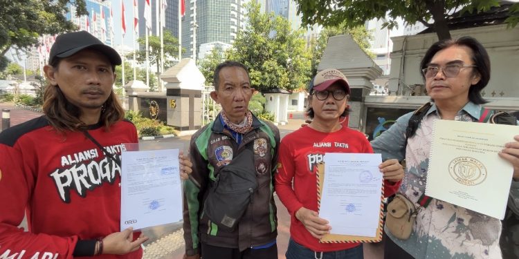 Laskar MALARI Progati menyerahkan draft Perppu perlindungan mitra ojol kepada pemerintah.(Irfan/kabariku.com)