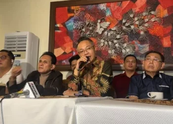 Penangguhan penahanan Roy Suryo dan dr Tifa memicu kemarahan loyalis Jokowi dalam konferensi pers, Selasa (23/06) di Jakarta. (Foto: Istimewa)