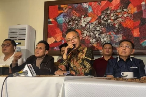 Penangguhan penahanan Roy Suryo dan dr Tifa memicu kemarahan loyalis Jokowi dalam konferensi pers, Selasa (23/06) di Jakarta. (Foto: Istimewa)