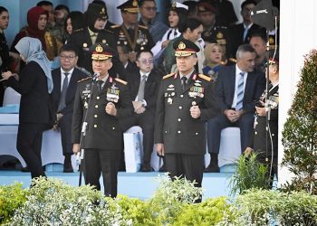 Direktur Samapta Korsabhara Baharkam Polri, Brigjen Pol Dr. Mokhamad Ngajib, S.I.K., M.H., (kanan) Perwira Upacara dalam peringatan Hari Bhayangkara ke-80 di Satlat Brimob Cikeas, Bogor. (dok. Korsabhara Baharkam Polri)