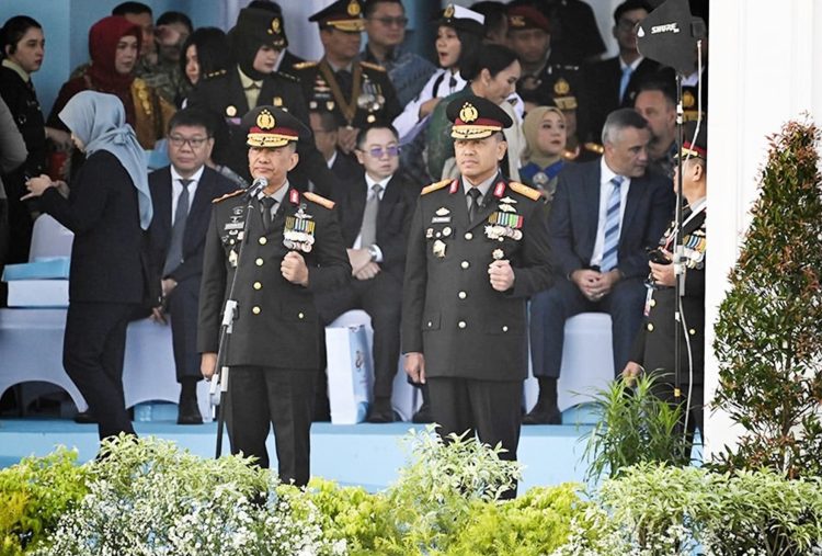 Direktur Samapta Korsabhara Baharkam Polri, Brigjen Pol Dr. Mokhamad Ngajib, S.I.K., M.H., (kanan) Perwira Upacara dalam peringatan Hari Bhayangkara ke-80 di Satlat Brimob Cikeas, Bogor. (dok. Korsabhara Baharkam Polri)