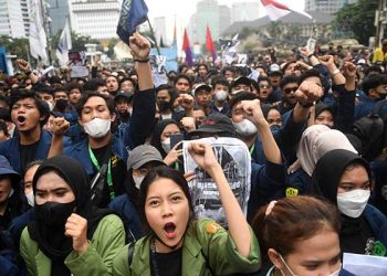 Sejumlah mahasiswa menggelar aksi unjuk rasa 21 April di kawasan Patung Kuda, Jakarta, Kamis (21/4/2022). Aksi tersebut diikuti oleh ribuan mahasiswa dari berbagai perguruan tinggi untuk memprotes pemerintah. ANTARA FOTO/Akbar Nugroho Gumay/foc.