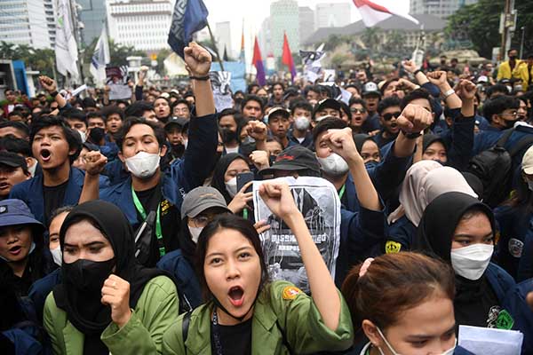 Sejumlah mahasiswa menggelar aksi unjuk rasa 21 April di kawasan Patung Kuda, Jakarta, Kamis (21/4/2022). Aksi tersebut diikuti oleh ribuan mahasiswa dari berbagai perguruan tinggi untuk memprotes pemerintah. ANTARA FOTO/Akbar Nugroho Gumay/foc.
