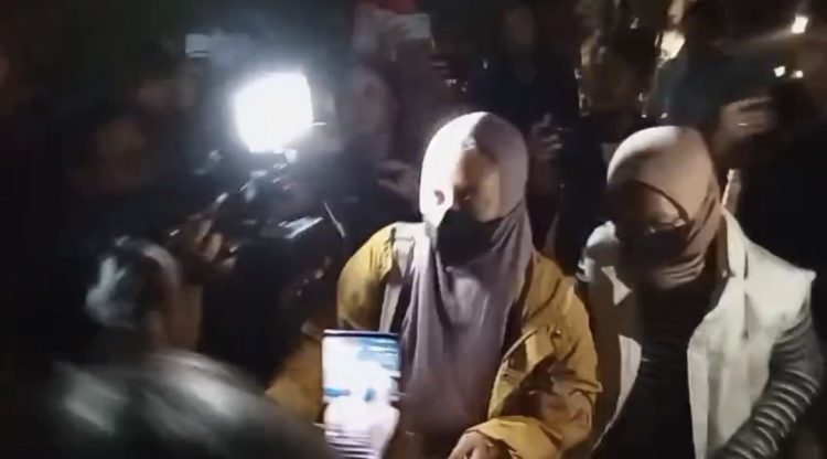 Foto Istri Bupati Pemalang saat tiba di KPK (Foto:Bemby/kabariku.com)
