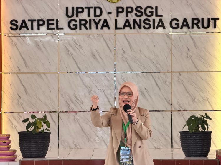 Sekretaris Komisi PPRK MUI Kabupaten Garut, Dr. Hj. Neng Hilma Mimar, M.M.Pd.